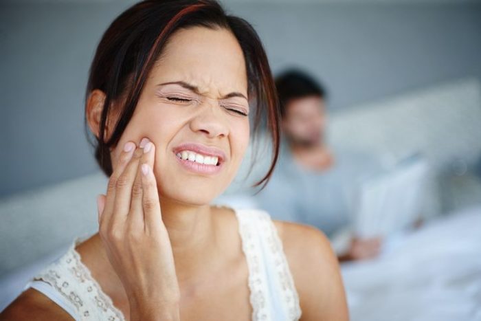 ¿Cómo aliviar el dolor en la mandíbula?